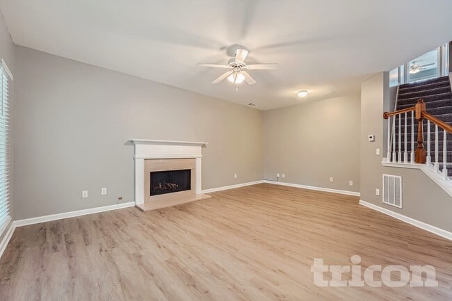 Photo - 2242 Rosemoore Walk NE