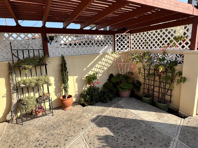 163 W Mariposa