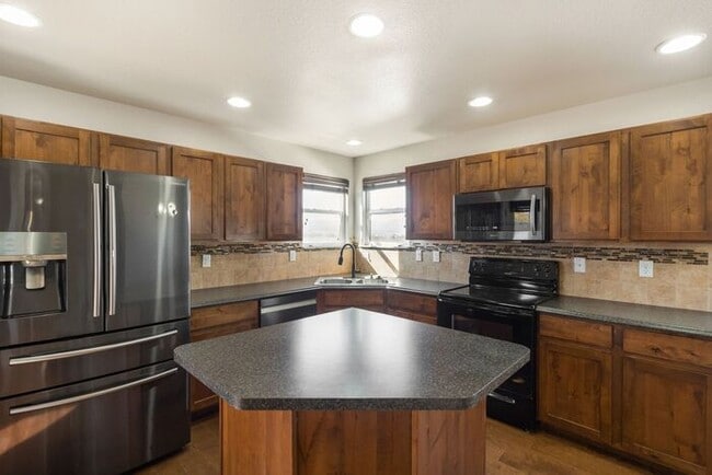 Photo - ***WINTER SPECIAL $2695.00 a Month *** 5 b...