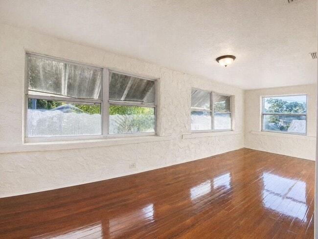 [748/750/756/758] Winfree Ave