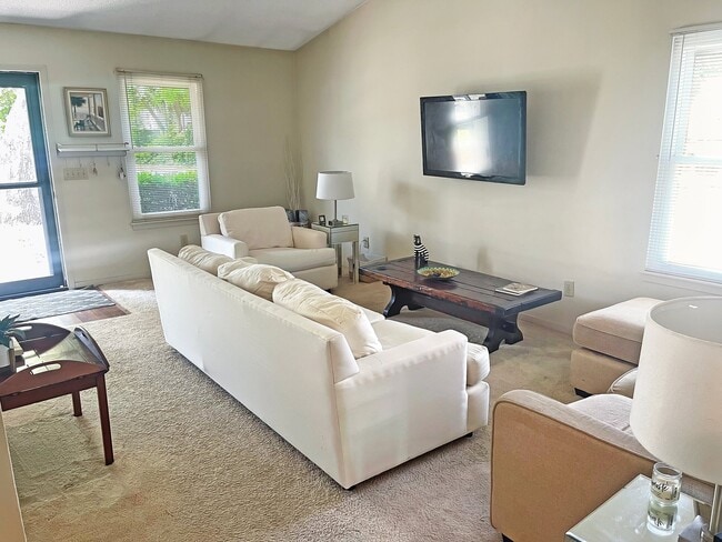 Photo - 1121 Oakcrest Dr