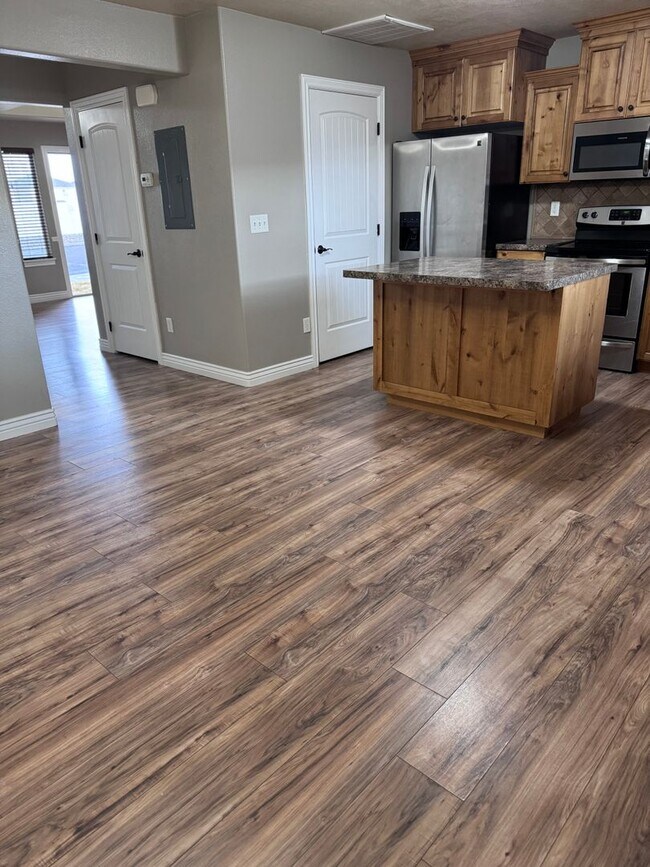 SUPER CUTE 3 BED 1.5 BATH TOWNHOME AT THE Townhome Rental in