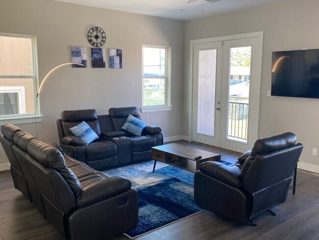 Photo - 6403 Bowling Green St