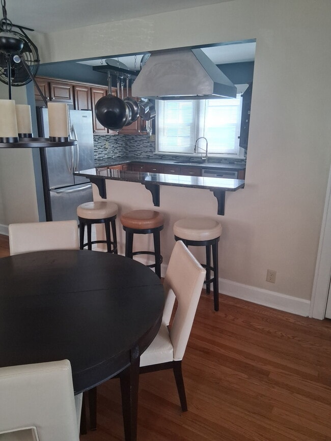 Building Photo - 624 Providence St Unit 2