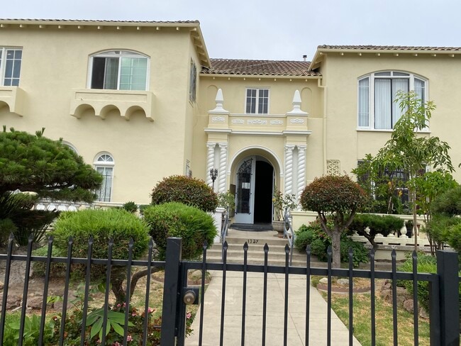Front of Building - 1327 S Gramercy Pl Unit One Bedroom Upstairs