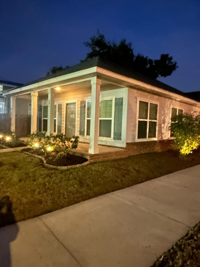 Photo - 801 E Gonzalez St