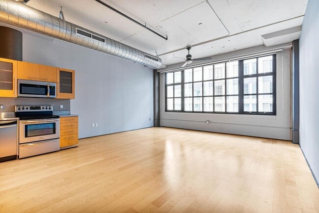 Building Photo - Stylish, south-facing 1-bdrm/1-bath loft in the Pearl—Deeded parking & storage Unit 1
