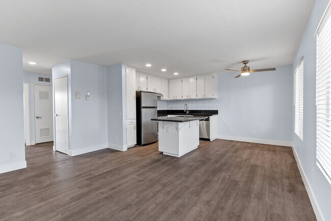 1066 Coronado Ave Unit 202