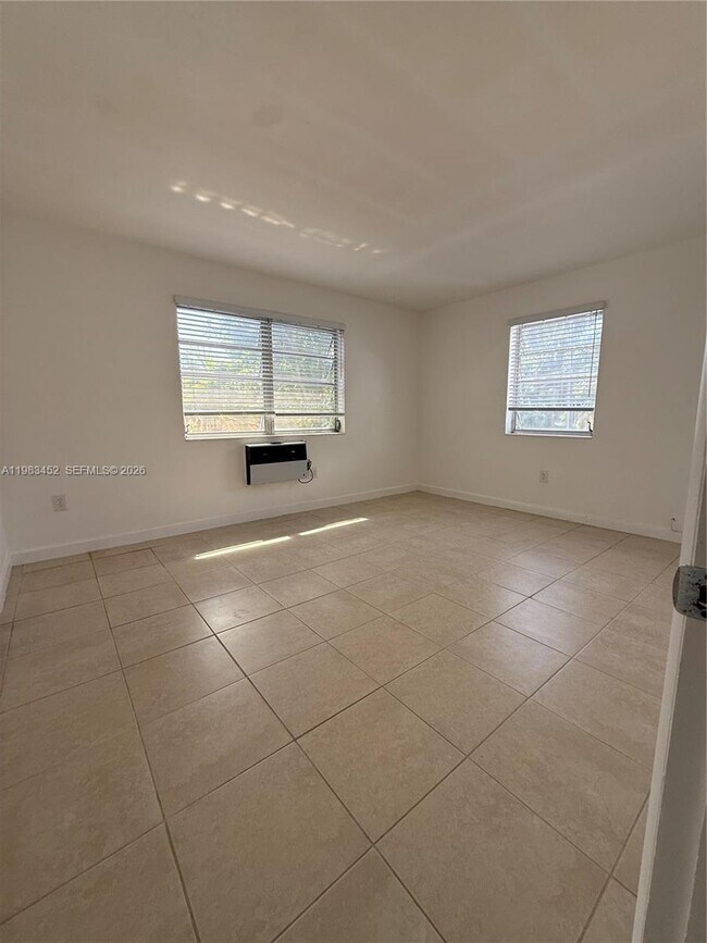 Photo - 705 NE 92nd St Unidad 2