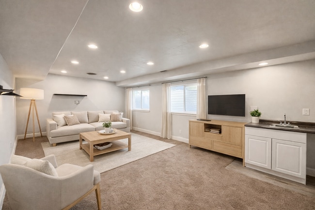 Photo - 5 bed 3 bath home in quiet neighborhood!