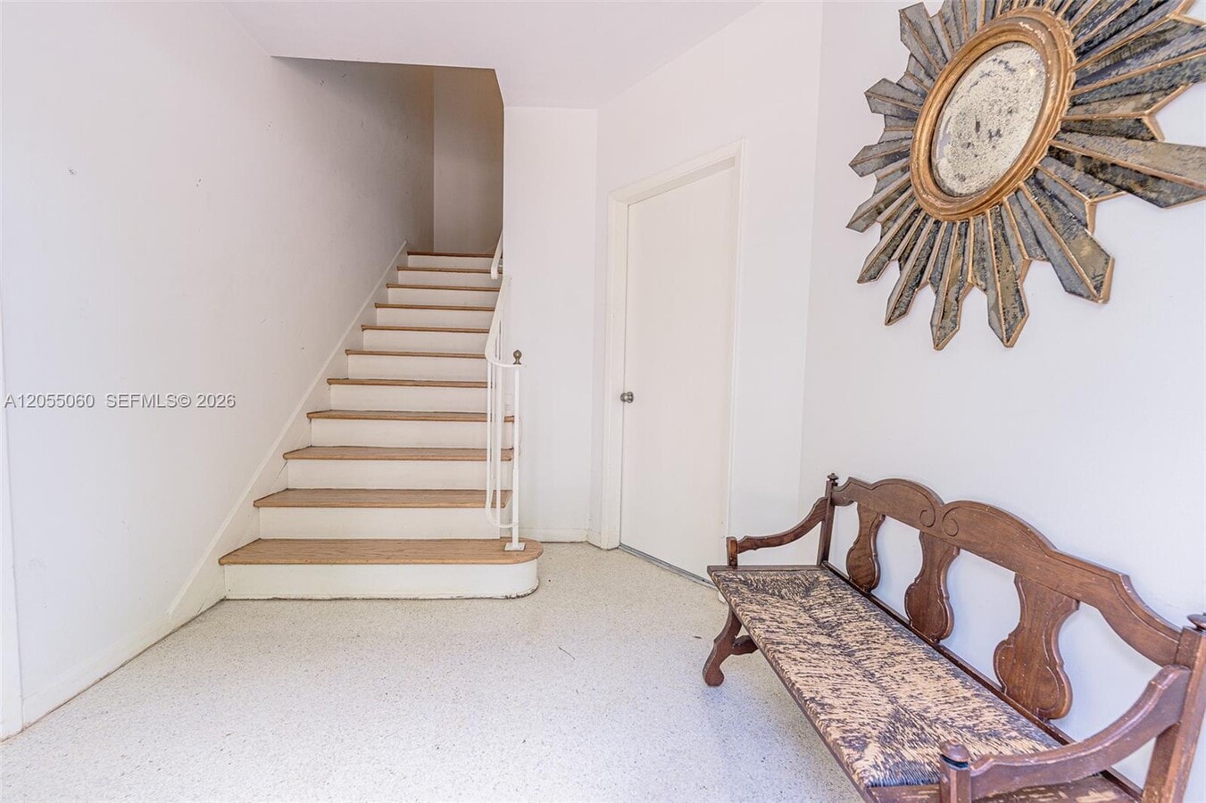 Photo - 580 University Dr