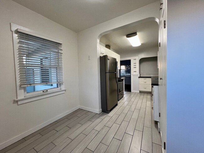 Photo - North Park Cottage! LARGE ENCLOSED PRIVATE BACKYARD! Washer & Dryer! Assigned Parking! Unidad 3409 Grim Ave