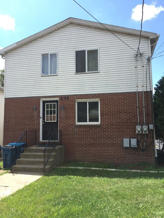 Building Photo - 235 Manhattan Ave Unit Apt #2