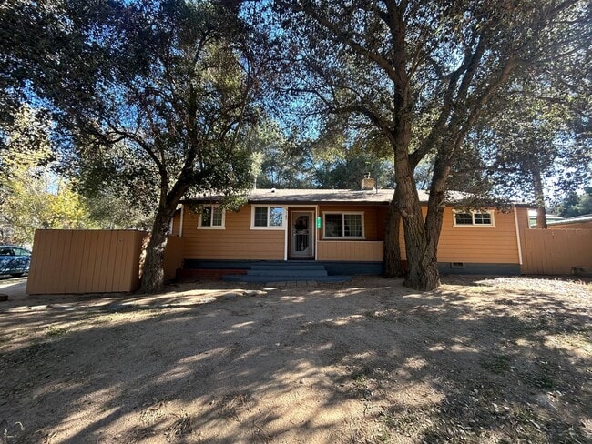 Building Photo - Charming 3 bedroom 2 bath home