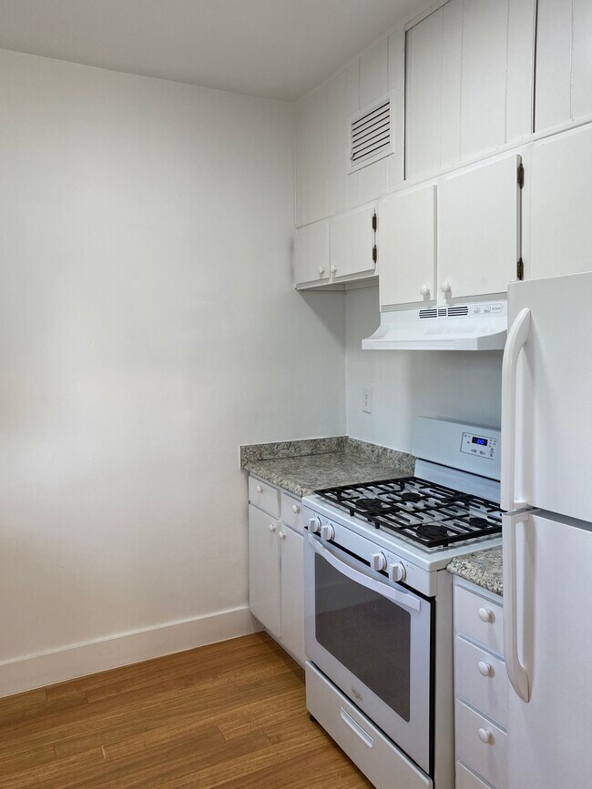 Photo - 3106 N Alvernon Way Apartments
