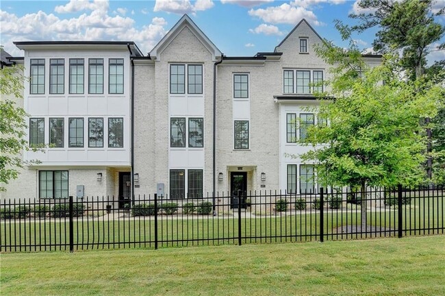 Building Photo - 6892 Roswell Rd NE