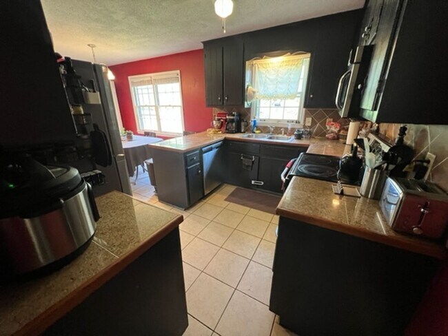 Photo - Beautiful 3 Bedroom Home Near Campus and D...