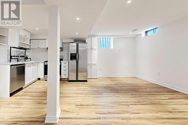 Photo - 218 Paxton Crescent