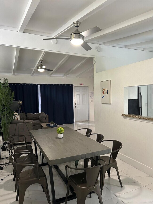 Photo - 720 NE 17th Ct