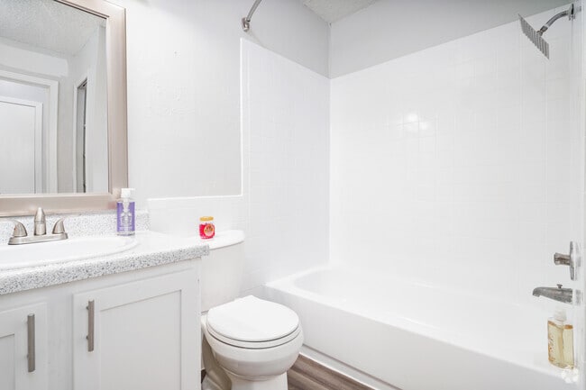 1BR, 1BA - 525SF - Bathroom