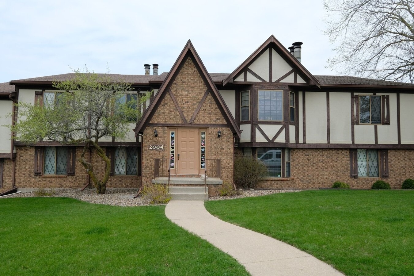 Full Featured unit in quiet complex. In unit laundry, garage, pool. - Full Featured unit in quiet complex.  In unit laundry, garage, pool. Unit 2004-2