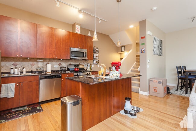 Photo - 648 W 16th St Townhome