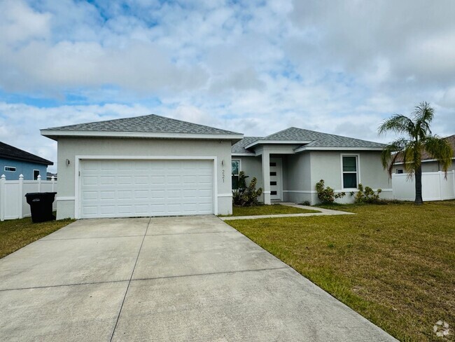 Building Photo - Gorgeous 4 Bed 2 Bath Home in Poinciana!