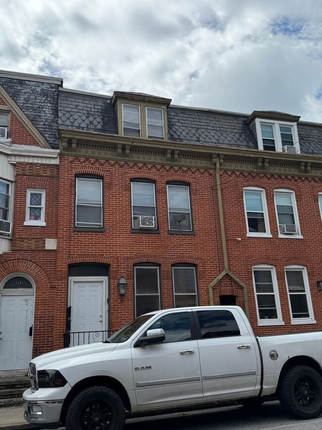 Building Photo - 308 E King St Unit D