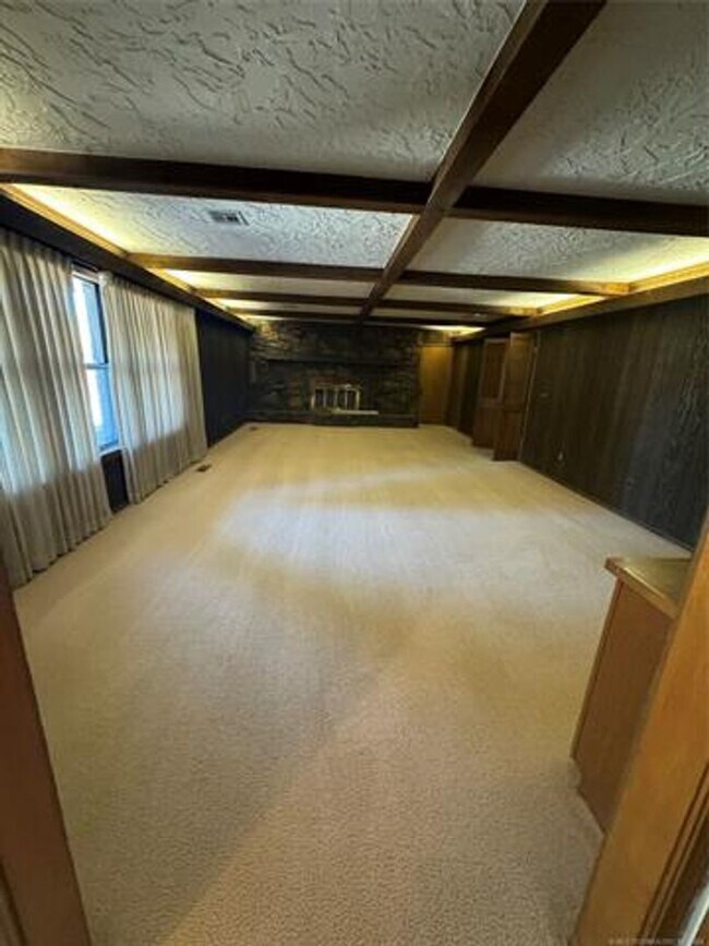 DO YOU NEED STORAGE OR HAVE A LOT OF VEHIC... House House Rental in