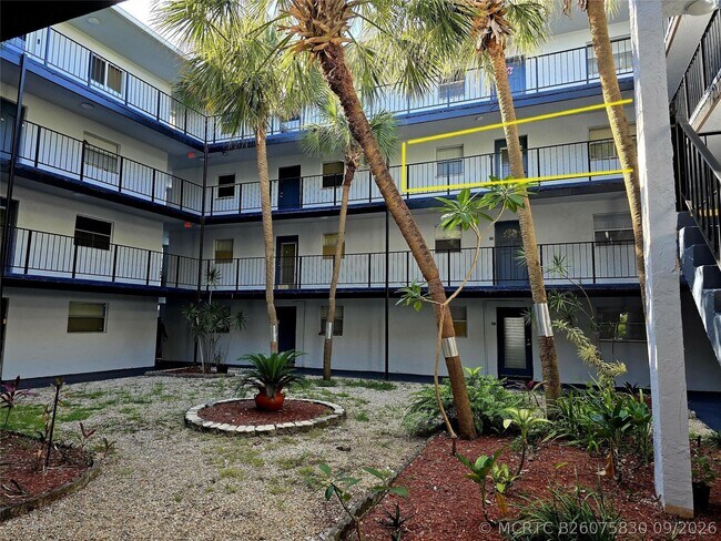 Building Photo - 2860 Somerset Dr Unit 317K