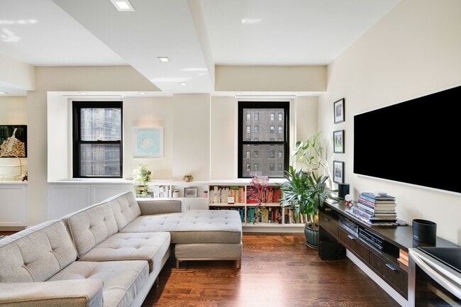 Photo - 2166 Broadway