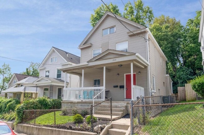 Photo - E. WALNUT HILLS - Cute 2 bed in upper of 2 family Unit 1- W.H. TAFT 1713