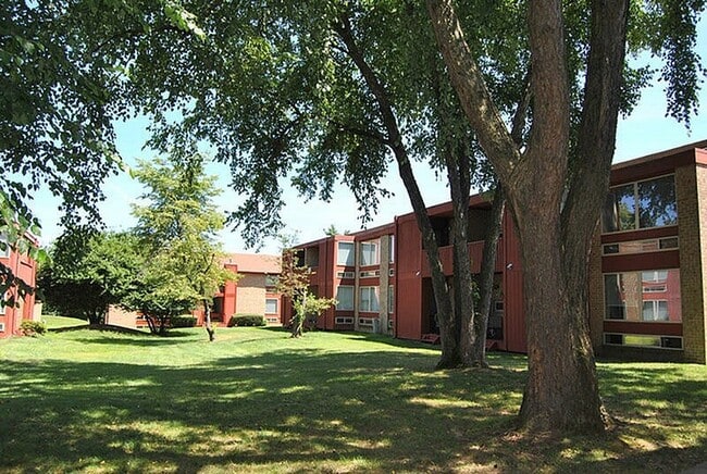 Amplios patios verdes y árboles maduros rodean los apartamentos North Crossing en Willow Grove, PA. - North Crossing