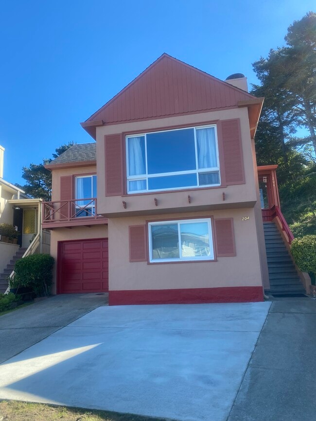 Building Photo - 204 Palisades Dr