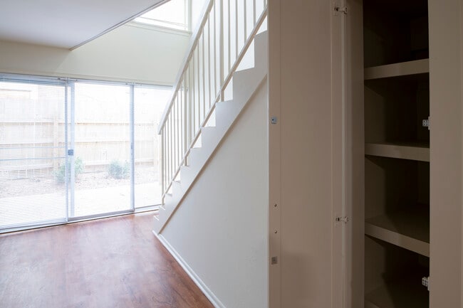 view of large patio - Patiohouse Apartments