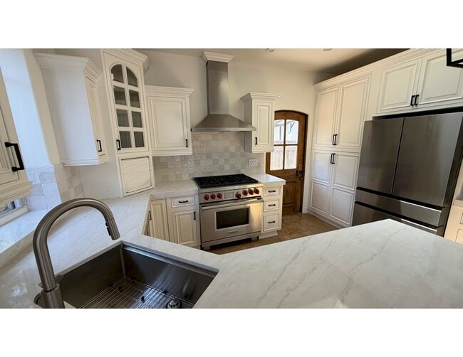 Photo - 725 Laine St
