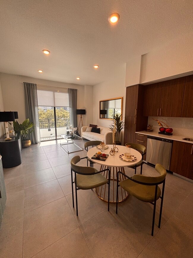 Building Photo - 1904 Monroe St Unit A1