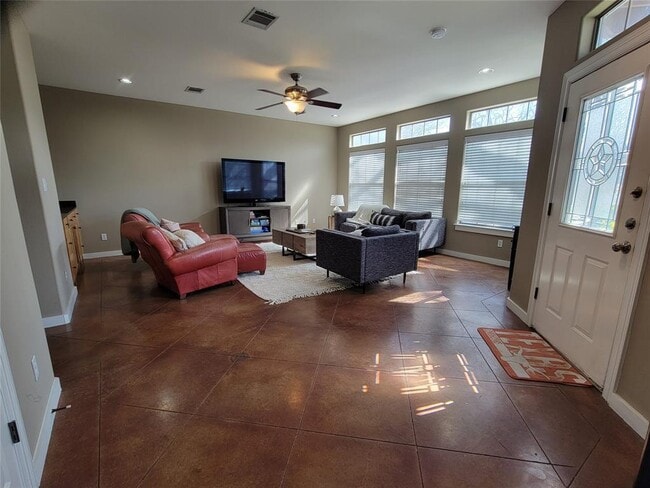 Photo - 4500 Avenue C