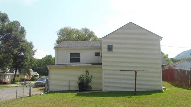 Building Photo - 110 E 30th St