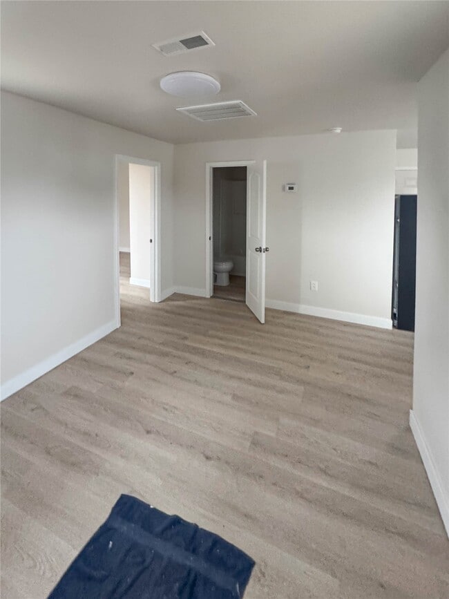 Photo - 2000 Meridian Ave