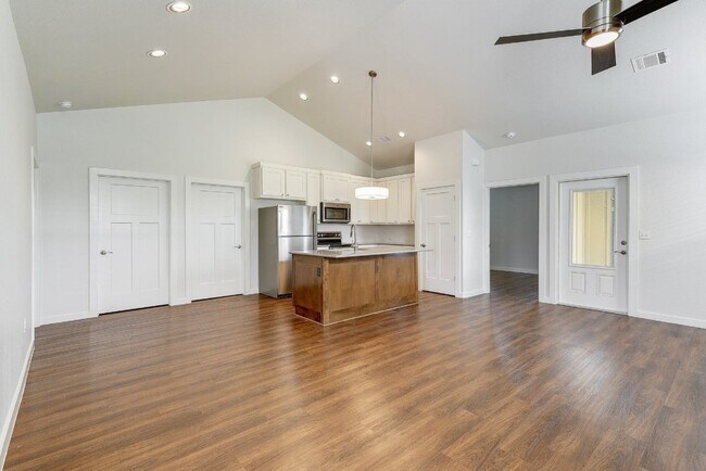 Photo - 400A Rose Dr