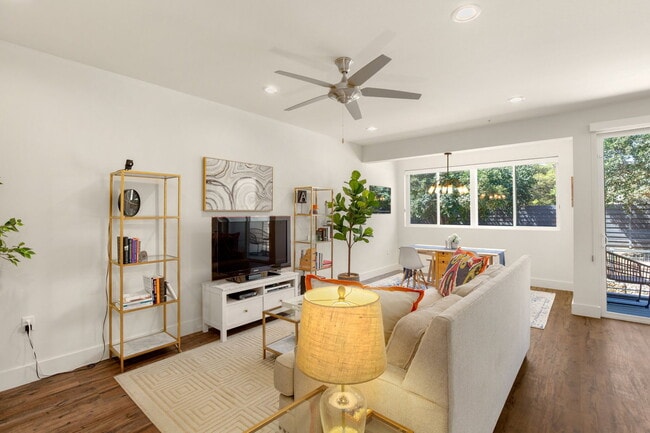 Photo - 604 N Bluff Dr
