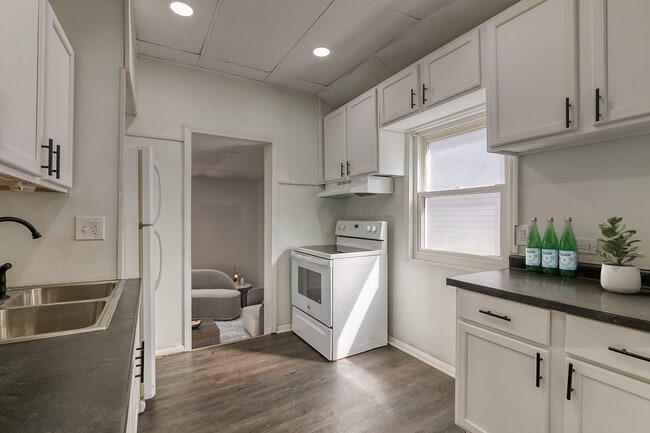 Photo - 1506 Robertson Ave