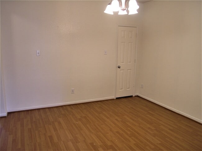 Photo - 2926 Meadowglen Crest