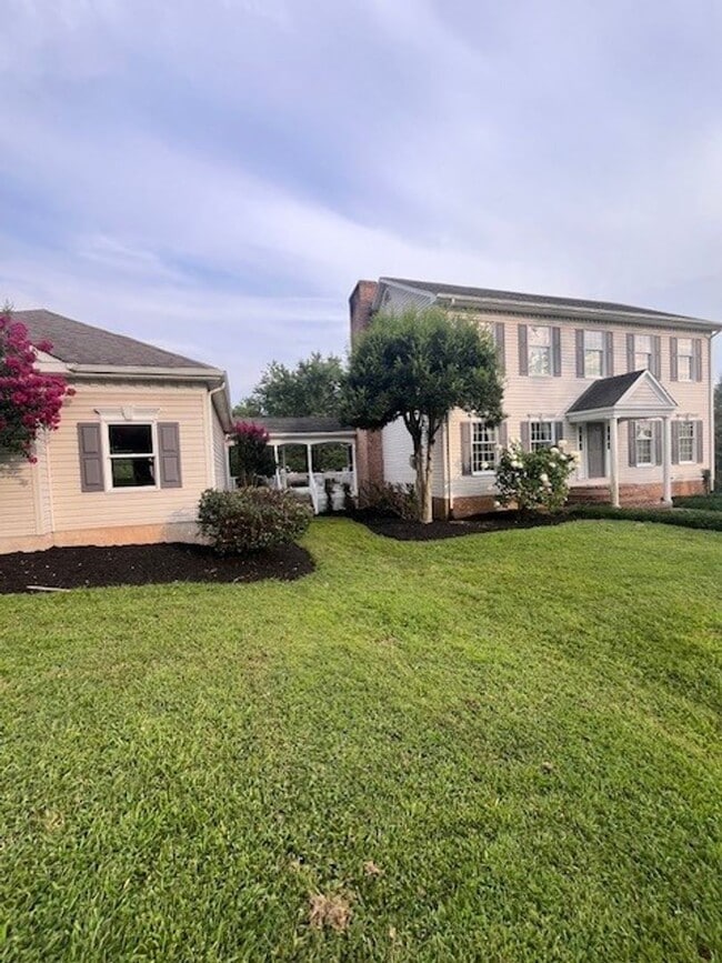 3-bedroom! Garage Space & Privacy! Look no... - 3-bedroom! Garage Space & Privacy! Look no... House