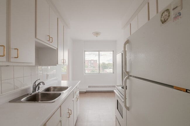 Building Photo - 809 Av. Bloomfield Unit 502