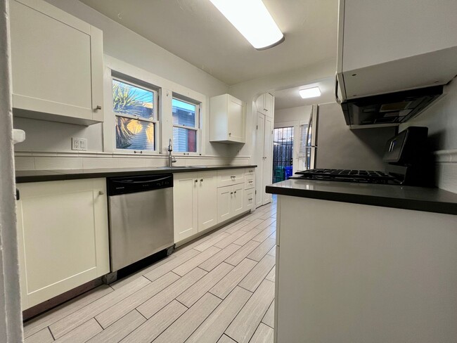 Photo - North Park Cottage! LARGE ENCLOSED PRIVATE BACKYARD! Washer & Dryer! Assigned Parking! Unidad 3409 Grim Ave