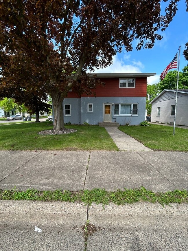 Building Photo - 5 Bedroom 3 Bathroom House in Weigent Hogan!