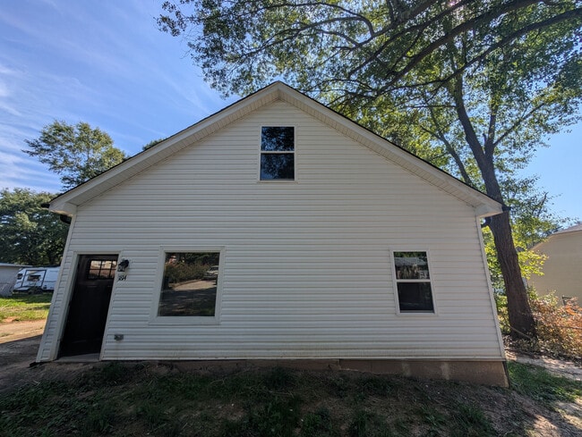 Photo - Room in House on Hart St