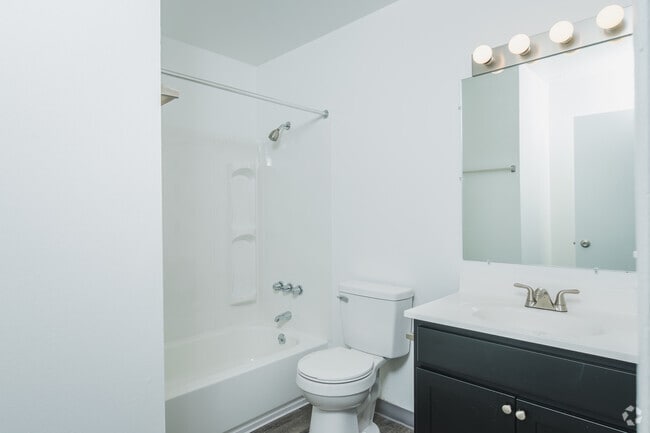 2BR, 1BA - 880SF - Bathroom - Hidden Trail Apartments